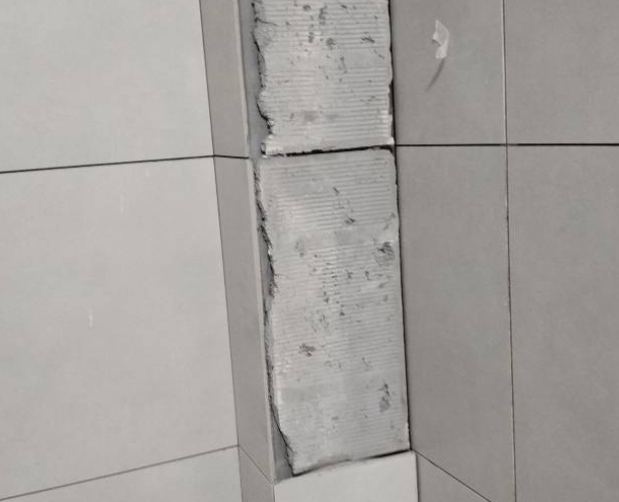 南京市瓷砖空鼓维修公司分享下瓷砖施工前基层浇水润湿程度不足，可能导致以下问题